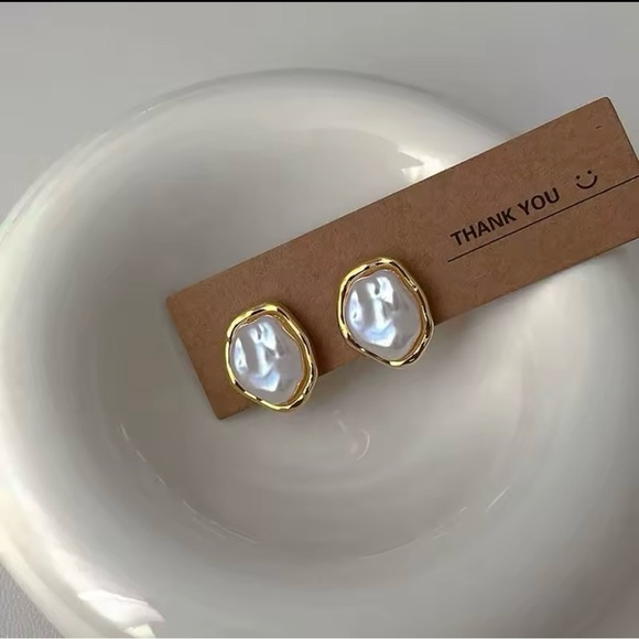 NWT Elegant Gold & Pearl-Inspired Stud Earrings – Classic & Timeless - Picture 2 of 3